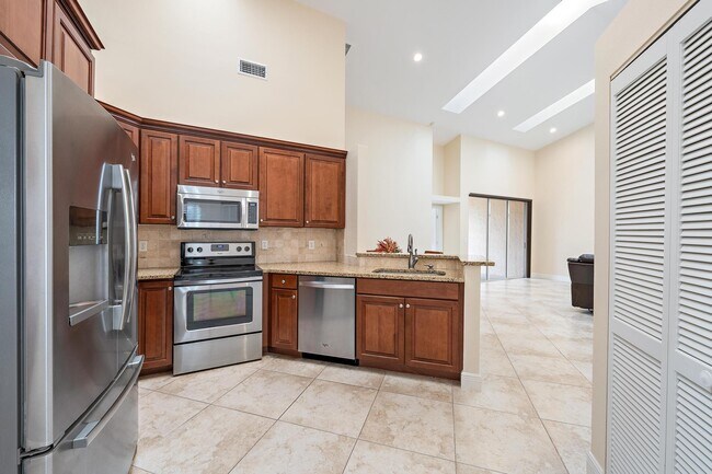 Building Photo - 1802 Rosewood Way