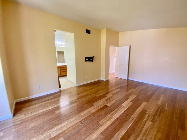 Building Photo - Open Single-Family 3Bed/2.5BA Home Mere Mi...