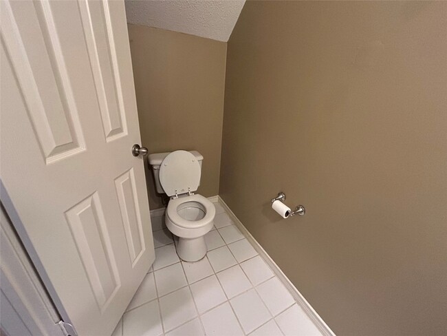Building Photo - 2603 Hillside Dr