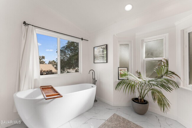 Building Photo - 5641 Hickory St