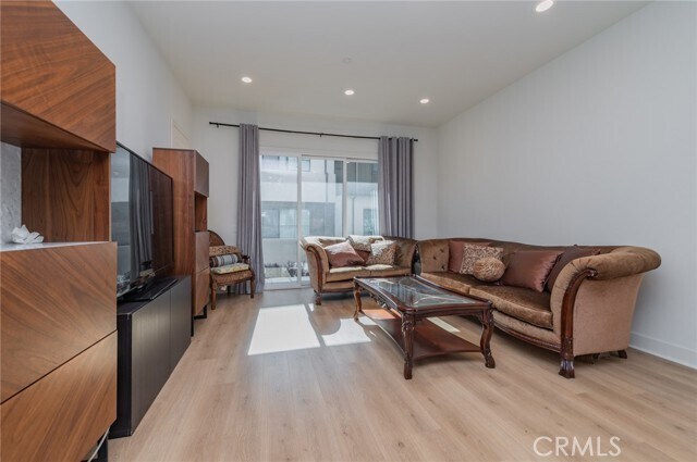 Building Photo - 119 Novel