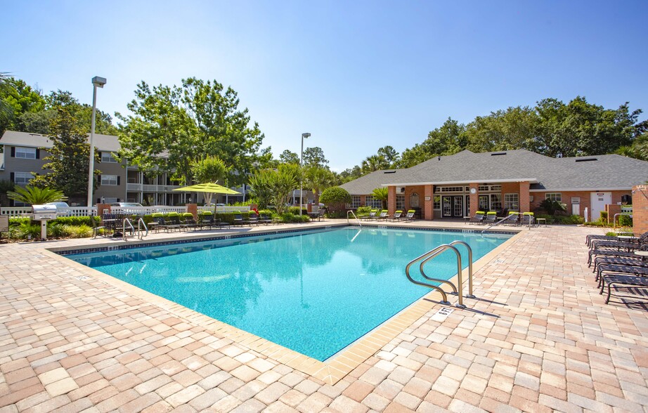 Building Photo - Lake Crossing Apartments