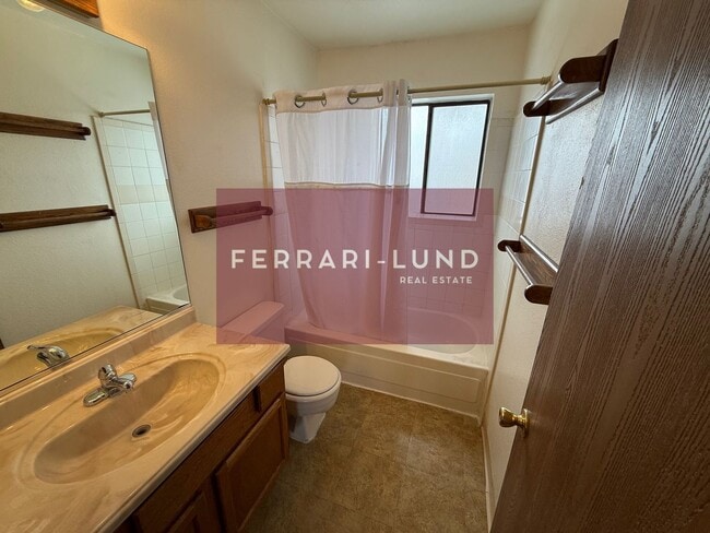 Building Photo - 2 Bed / 1.5 Bath Townhome – Central Sparks Near Baring Blvd - Kay DeAlba Property!!