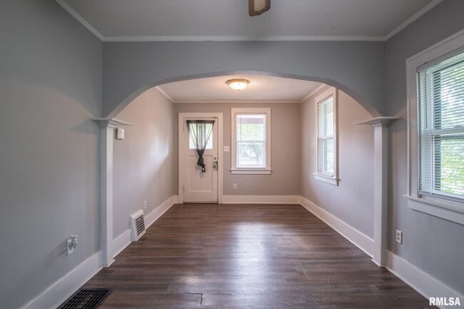 Building Photo - 4515 Drake Dr