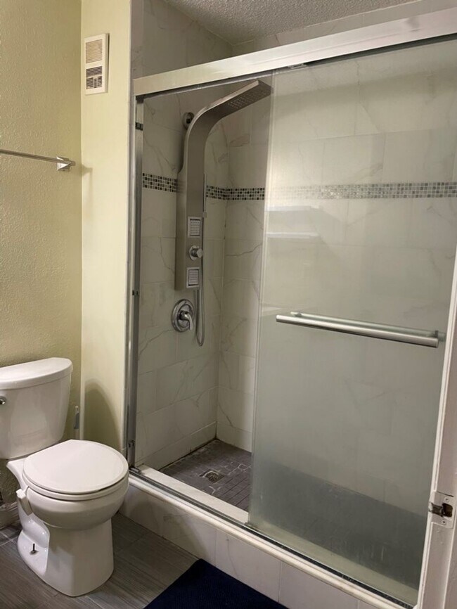 Building Photo - Beautiful Furnished 2/2 condo in Windsor Park
