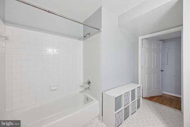 Building Photo - 933 Hillside Lake Terrace
