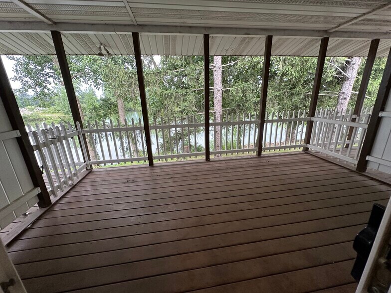 Building Photo - 1062 Lakeshore Dr