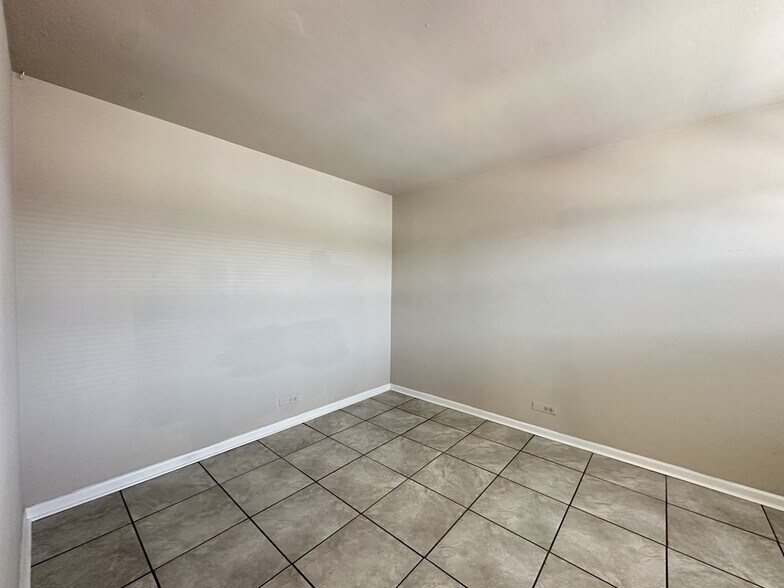Building Photo - 9610 Ivanhoe Ave