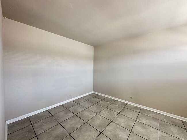Building Photo - 9610 Ivanhoe Ave