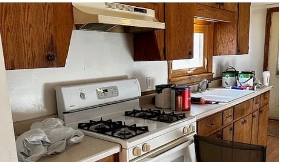 Gas cooktop in kitchen - 529 E Wood St