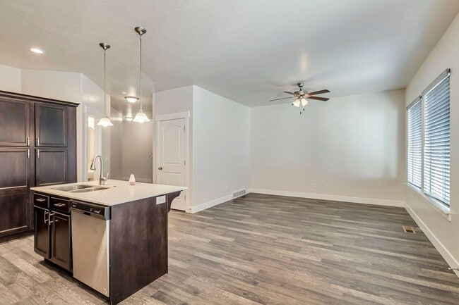 Building Photo - Gorgeous Three Bedroom Townhome; Herriman//