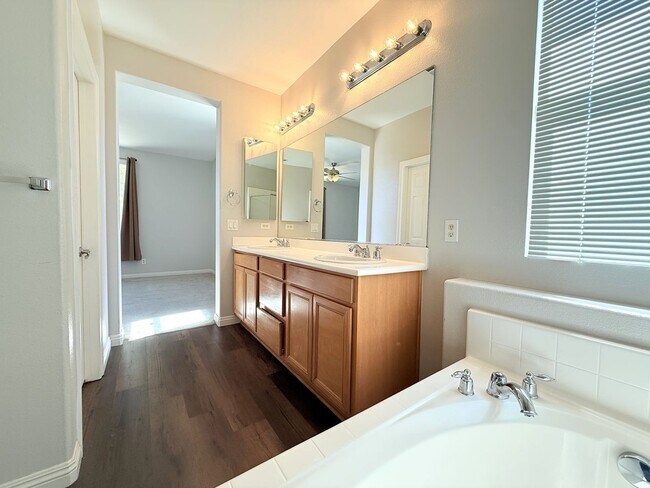 Building Photo - 80435 Atherstone Dr