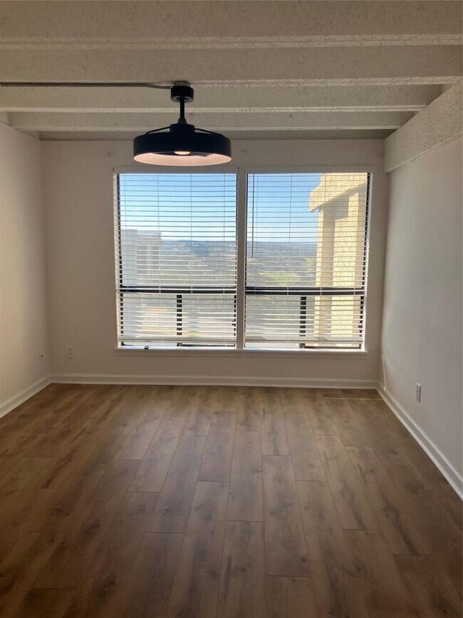 Building Photo - 5914 Lago Vista Way