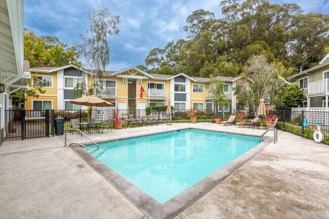 Building Photo - 2Bd/1Ba Clean Condo near Sunny Cove! ( Co-...