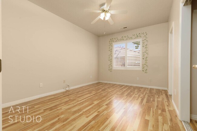 Building Photo - Stunning 3-Bedroom Home with Private Backy...