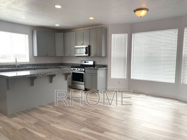 Building Photo - 1824 W Torlundy Dr