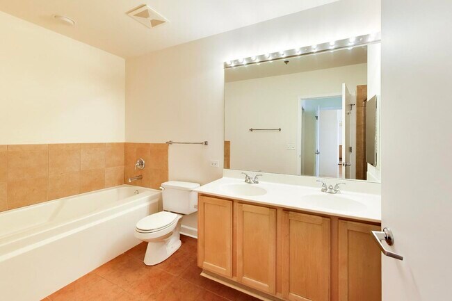 Building Photo - 1322 S Prairie Ave