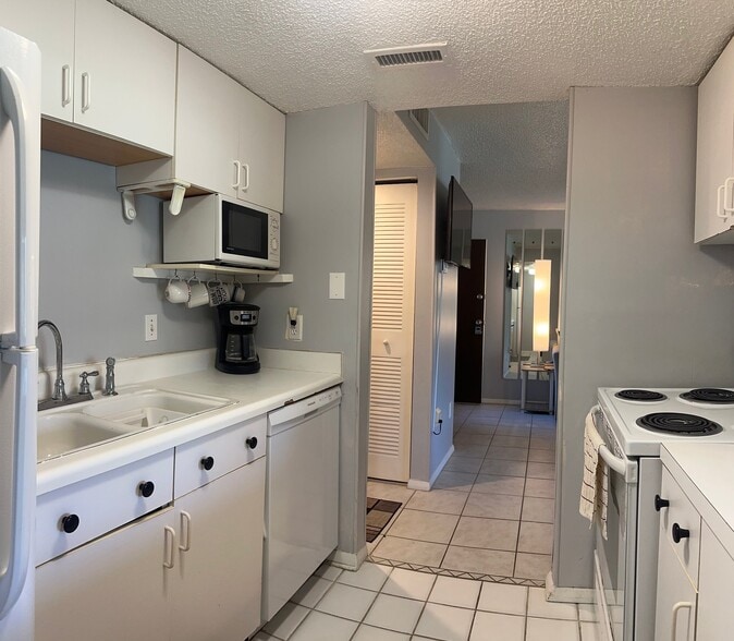 Building Photo - 4215 E Bay Dr