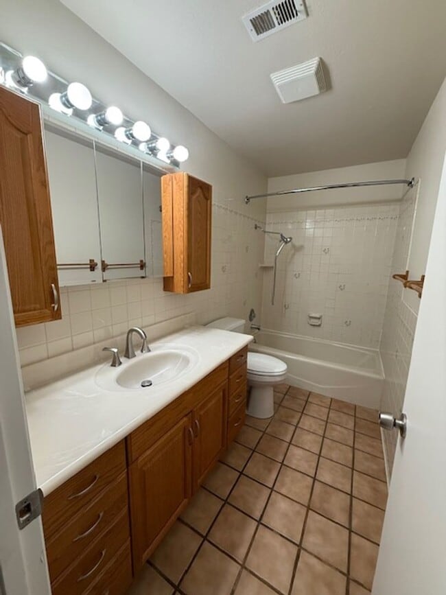 Building Photo - Rare 2 bedroom/1 bathroom Single Story Con...
