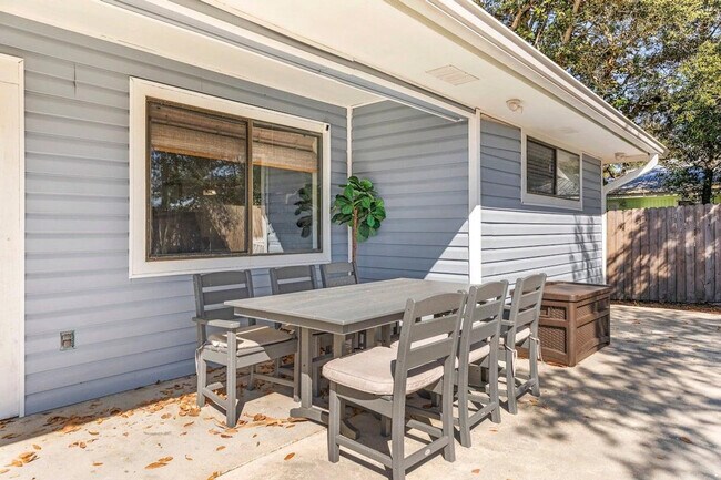 Building Photo - 220 Sundial St