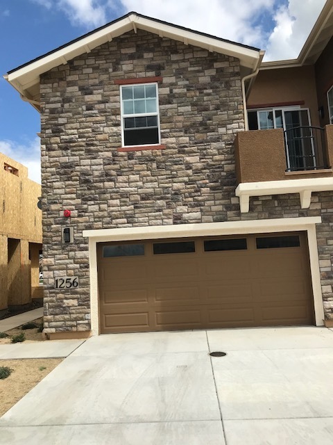 Building Photo - 3/ 2.5/ 2 Townhouse in Gardnerville, The R...