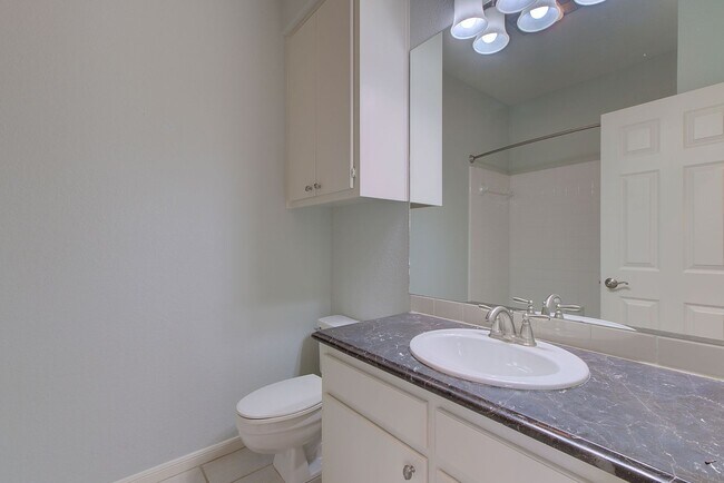 Building Photo - Rare 3 BR / 2.5 BA /  2 Car Garage Westlak...