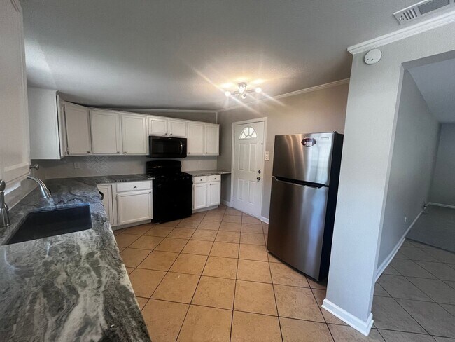 Building Photo - Freshly updated home with privacy fence in...