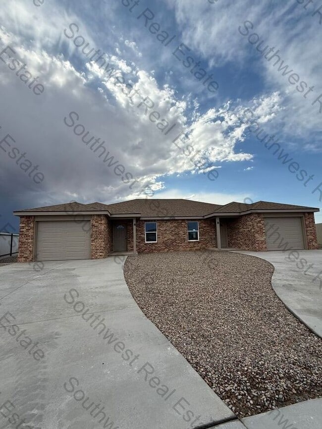 Building Photo - New Spacious 2 bedroom 2 bath Duplex.