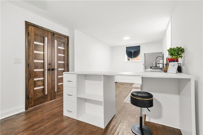 Building Photo - 2430 Hanford Dr SW