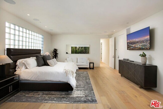 Building Photo - 508 N Sweetzer Ave