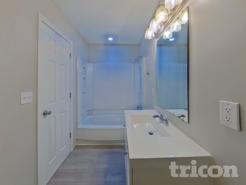 Building Photo - 308 Kenton Dr