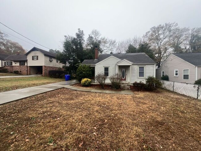 Building Photo - Quaint 2 Bedroom 1 Bath Home with Fenced i...