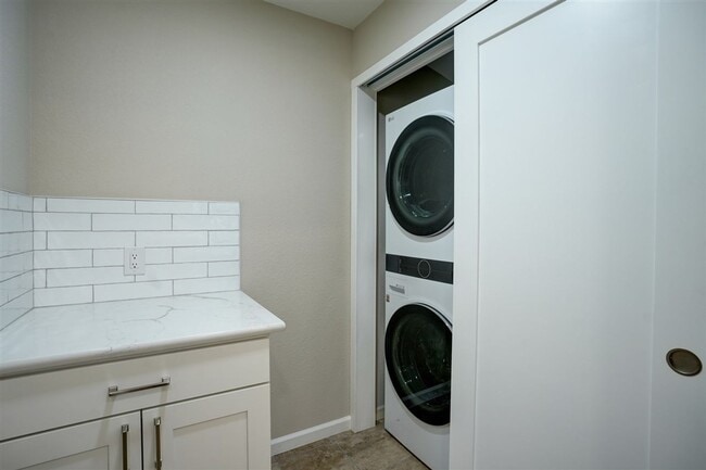 Building Photo - 3 bedroom, 2 bathroom home in Forest Hylands!