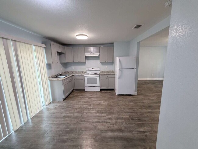 Building Photo - Charming home features 3 spacious bedrooms and 2 updated bathrooms