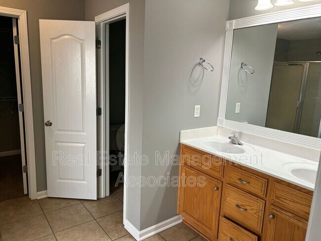 Building Photo - 648 Lynchburg St