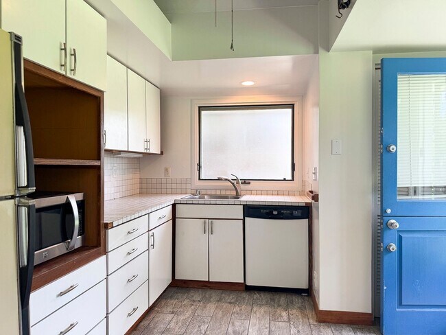 Building Photo - Available Now! Maunawili neighborhood - Adorable 2 bedroom cottage