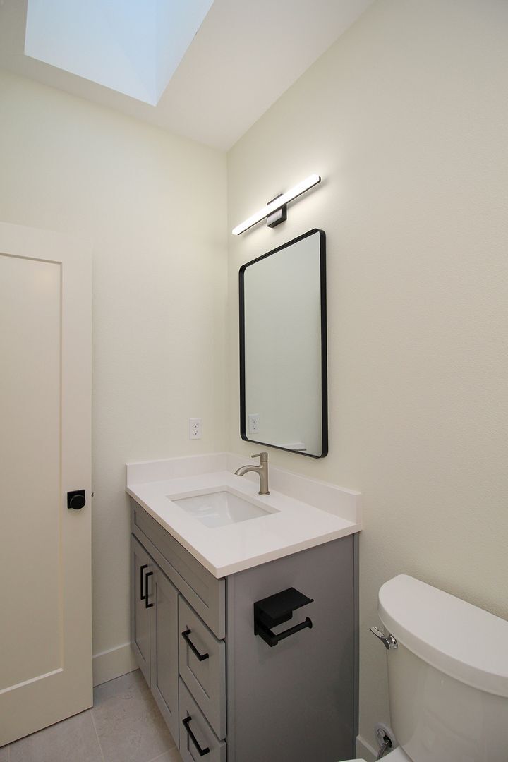 Building Photo - 4660-4660 SW Fairvale Ct
