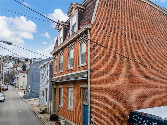 Building Photo - Beautiful 5 Bedroom in South Side