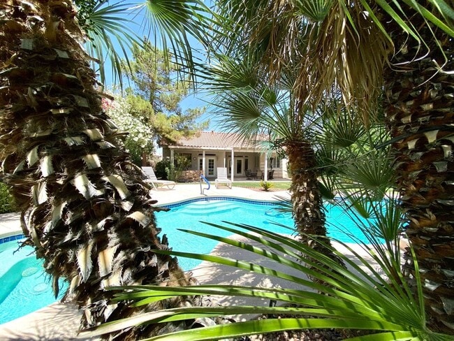 Building Photo - Furnished 4 Bedroom Pool Home - 6 month lease