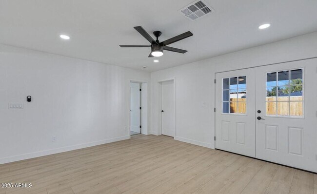 Building Photo - 2320 E Whitton Ave