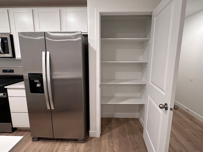 Building Photo - Dog Friendly! 3 Bedroom 2 Bathroom Townhom...