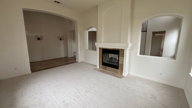 Building Photo - Large lovely home with amazing views!