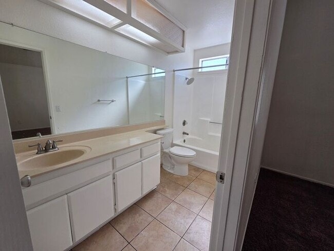 Building Photo - New Listing!
