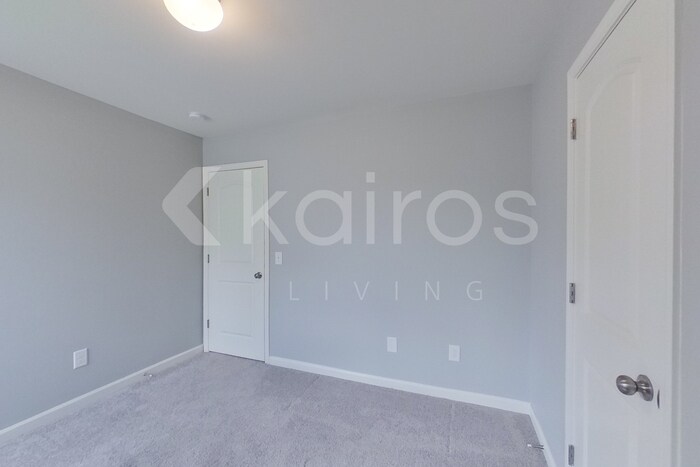 Building Photo - 10 Plymouth Ct