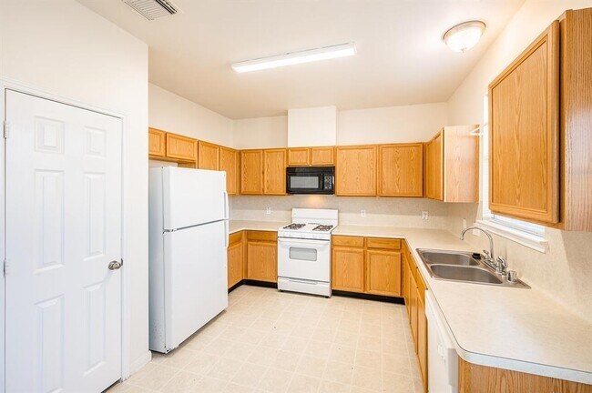 Building Photo - 16310 Bandicoot Dr