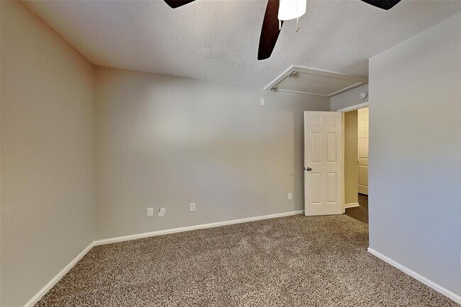 Building Photo - 2615 Silver Falls Dr