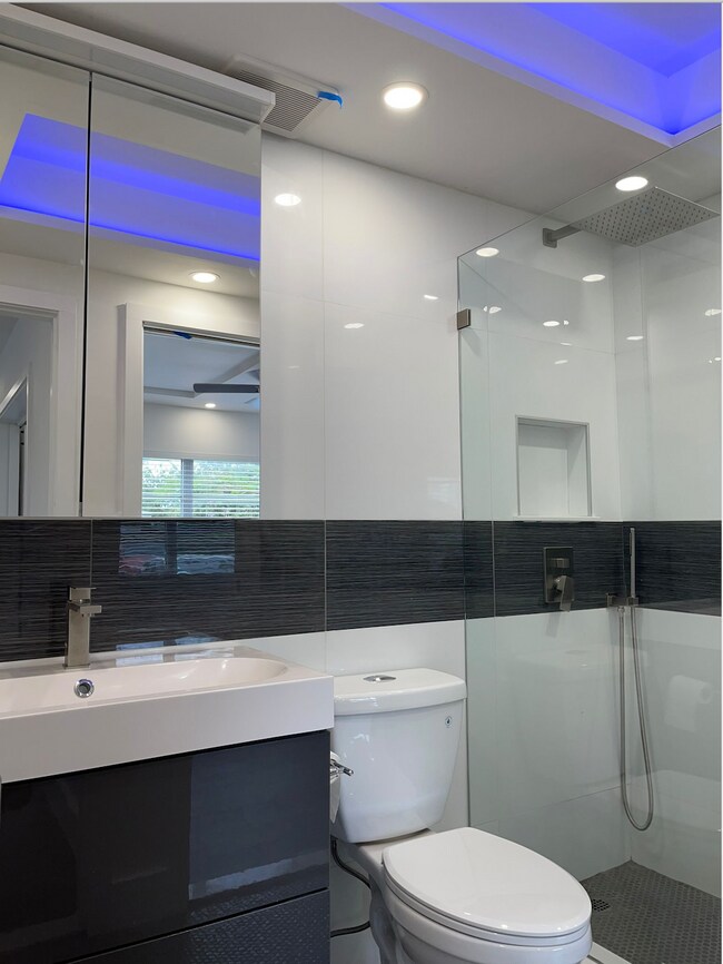 Building Photo - 1100 NE 9th Ave