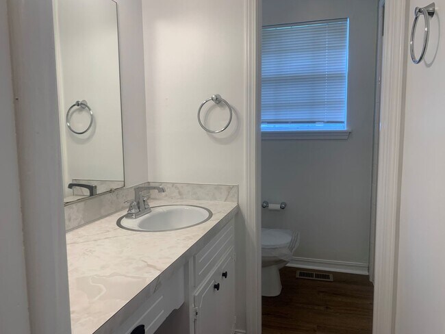 Building Photo - Come check out this super clean 3 bed, 2 b...