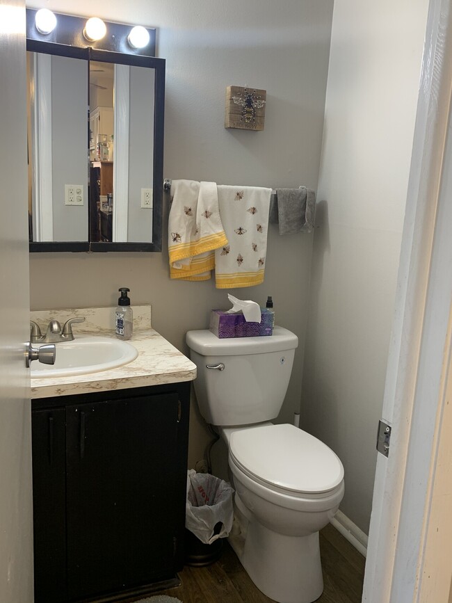 Building Photo - Bluemound Townhomes Unit 12115