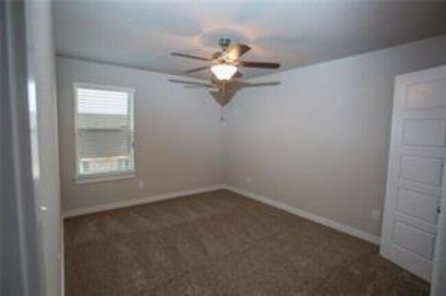 Building Photo - 143 Lakeview Ct